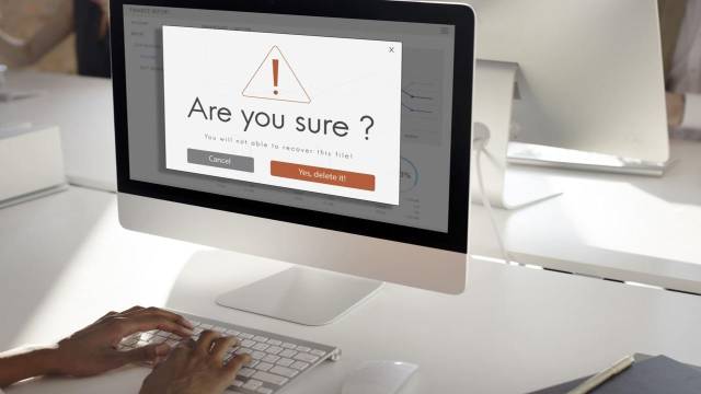 Imagen de un computador con el anuncio: ¿es tu sitio seguro? haciendo referencia a uno de los errores comunes al crear un sitio web