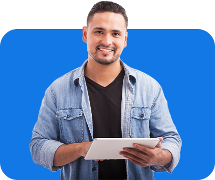 Hombre joven sonriendo mientras sostiene una tablet